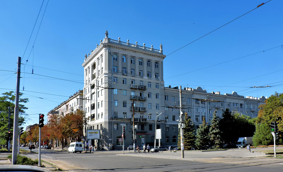 Днепр, Проспект Дмитрия Яворницкого, 100 / Улица Княгини Ольги, 1