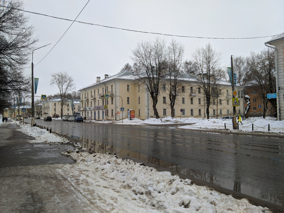 Глазов, Улица Кирова, 35 / Улица Наговицына, 12