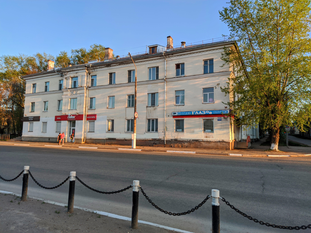 Глазов, Улица Кирова, 33 / Улица Наговицына, 9