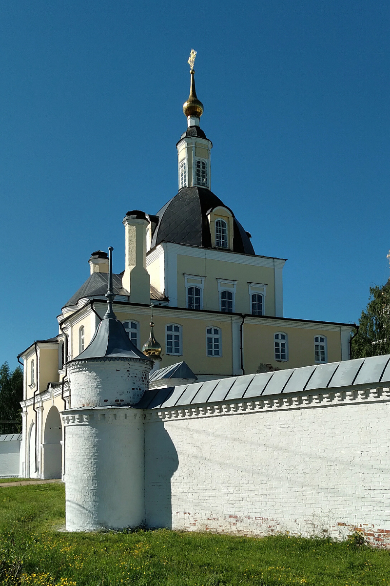 Переславль-Залесский, Улица Гагарина, 43 (Восточная башня ограды); Улица Гагарина, 43 (Петропавловская церковь)