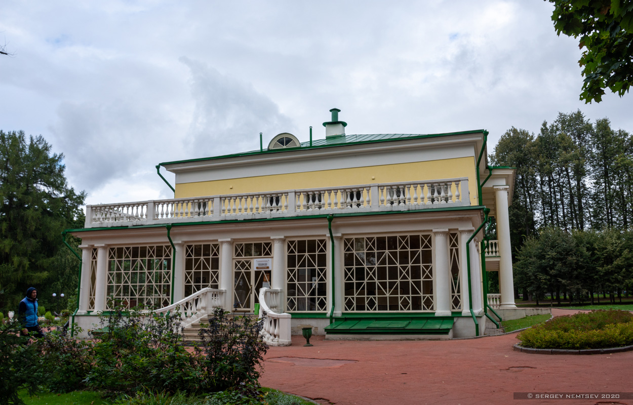 Горки Ленинские, Главная аллея