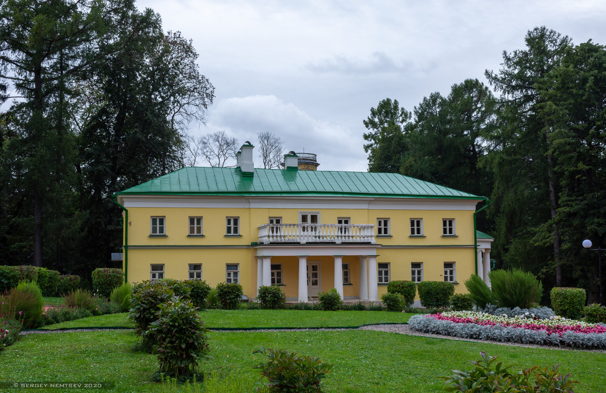 Горки Ленинские, Главная аллея