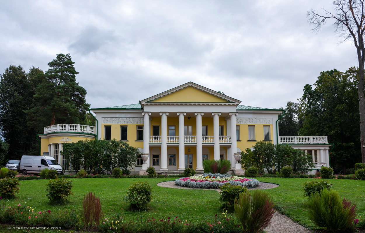 Горки Ленинские, Главная аллея