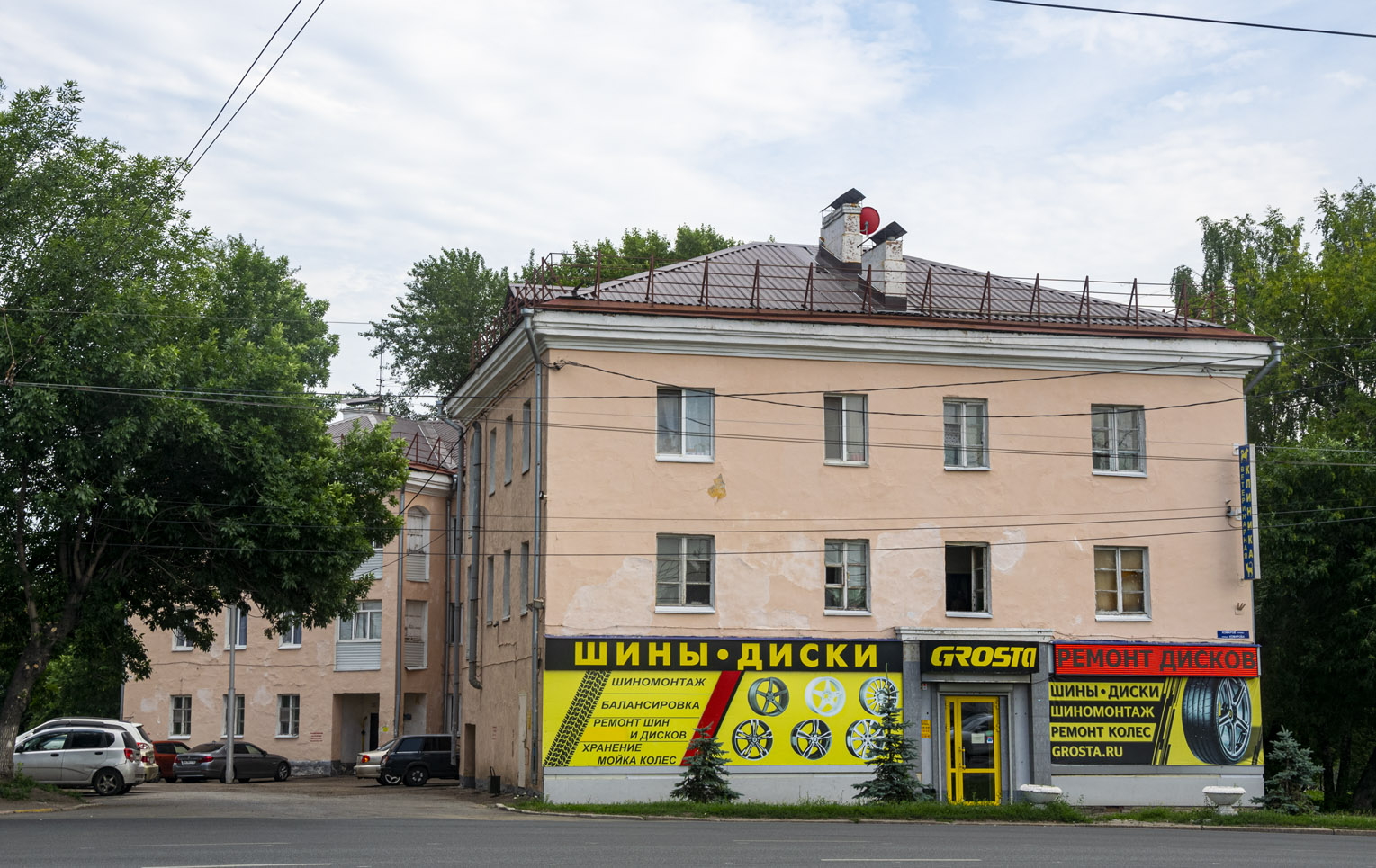 Уфа, Интернациональная улица, 1 / Улица Комарова, 2