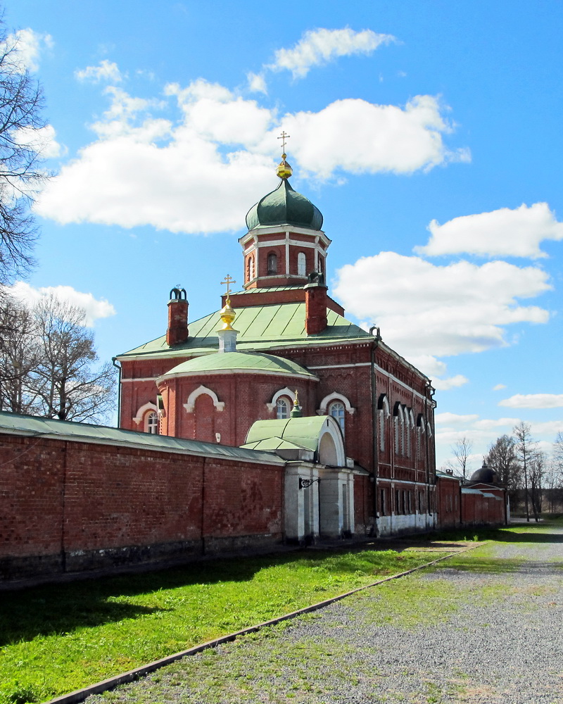 Mozhaisky Municipaldistrict other localities, пос. Ворошилово, северные ворота; пос. Ворошилово, трапезная с церковью иоанна предтечи