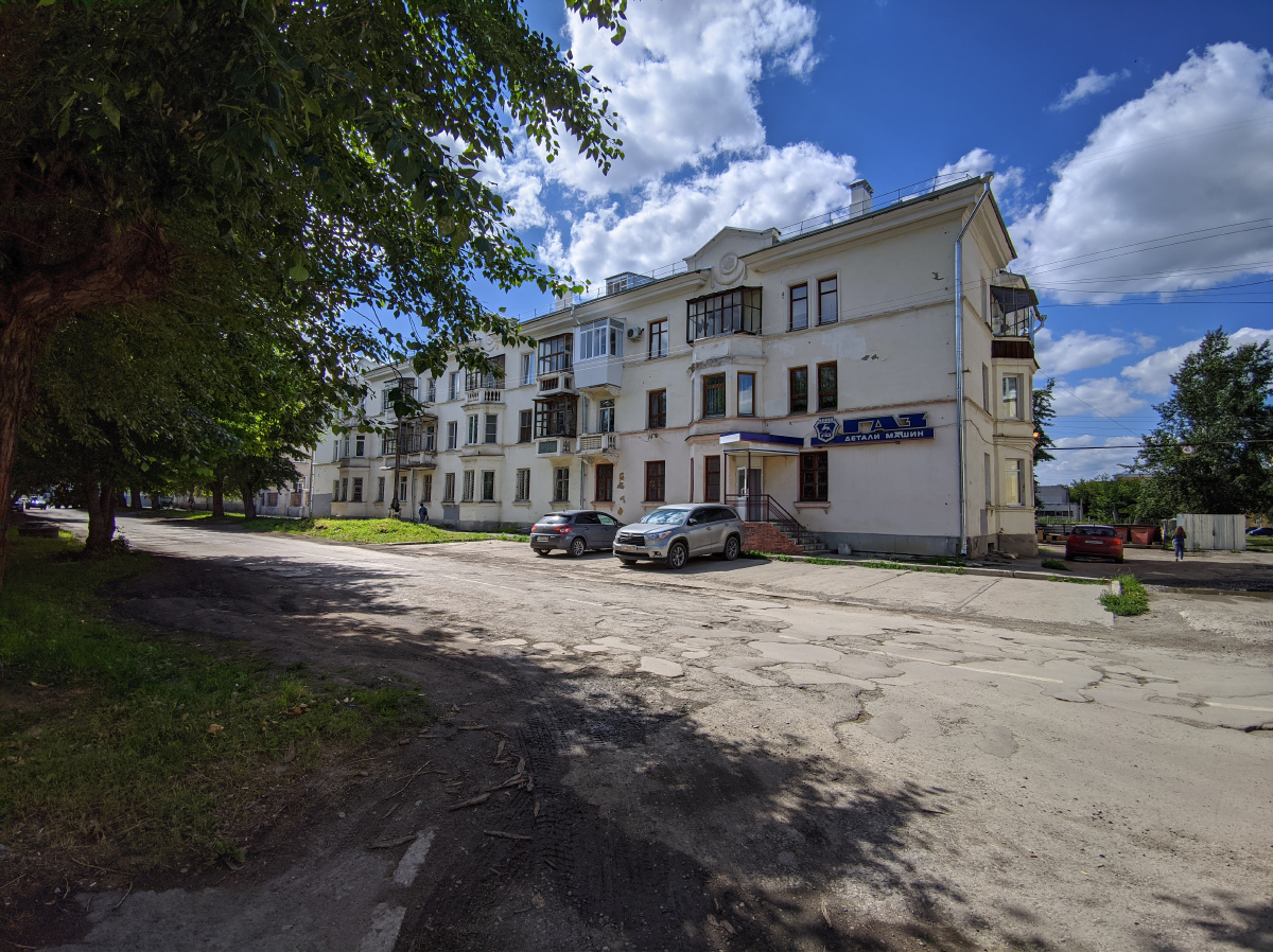 Каменск-Уральский, Стахановская улица, 3