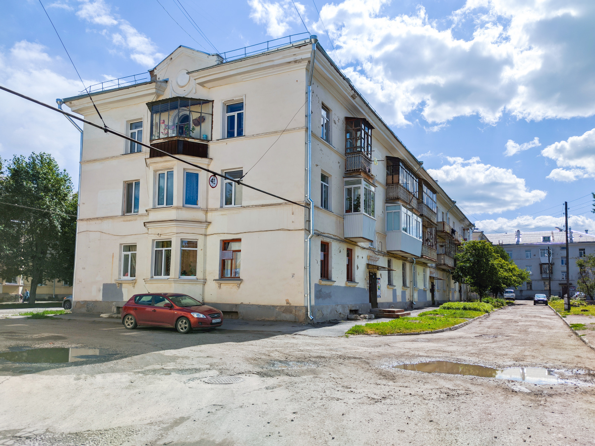 Каменск-Уральский, Стахановская улица, 3