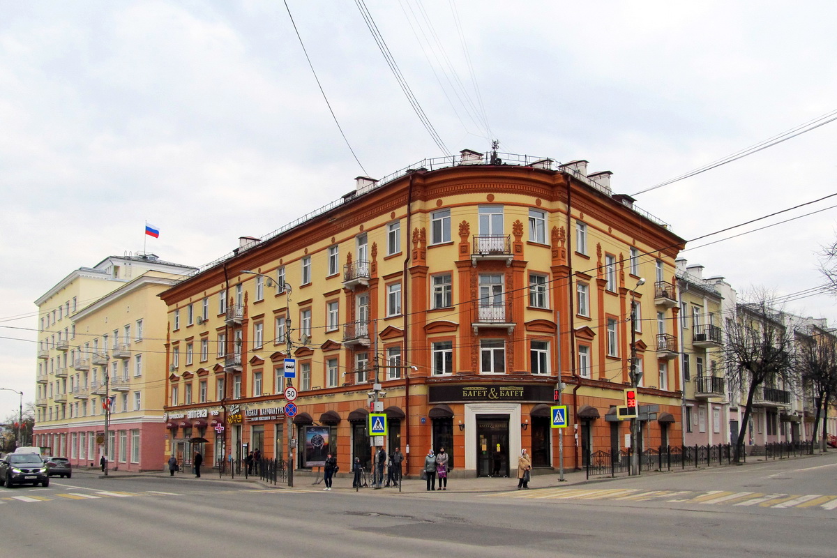 Смоленск, Большая Советская улица, 30 / Улица Глинки, 11; Большая Советская улица, 28 / Коммунистическая улица, 16; Коммунистическая улица, 14