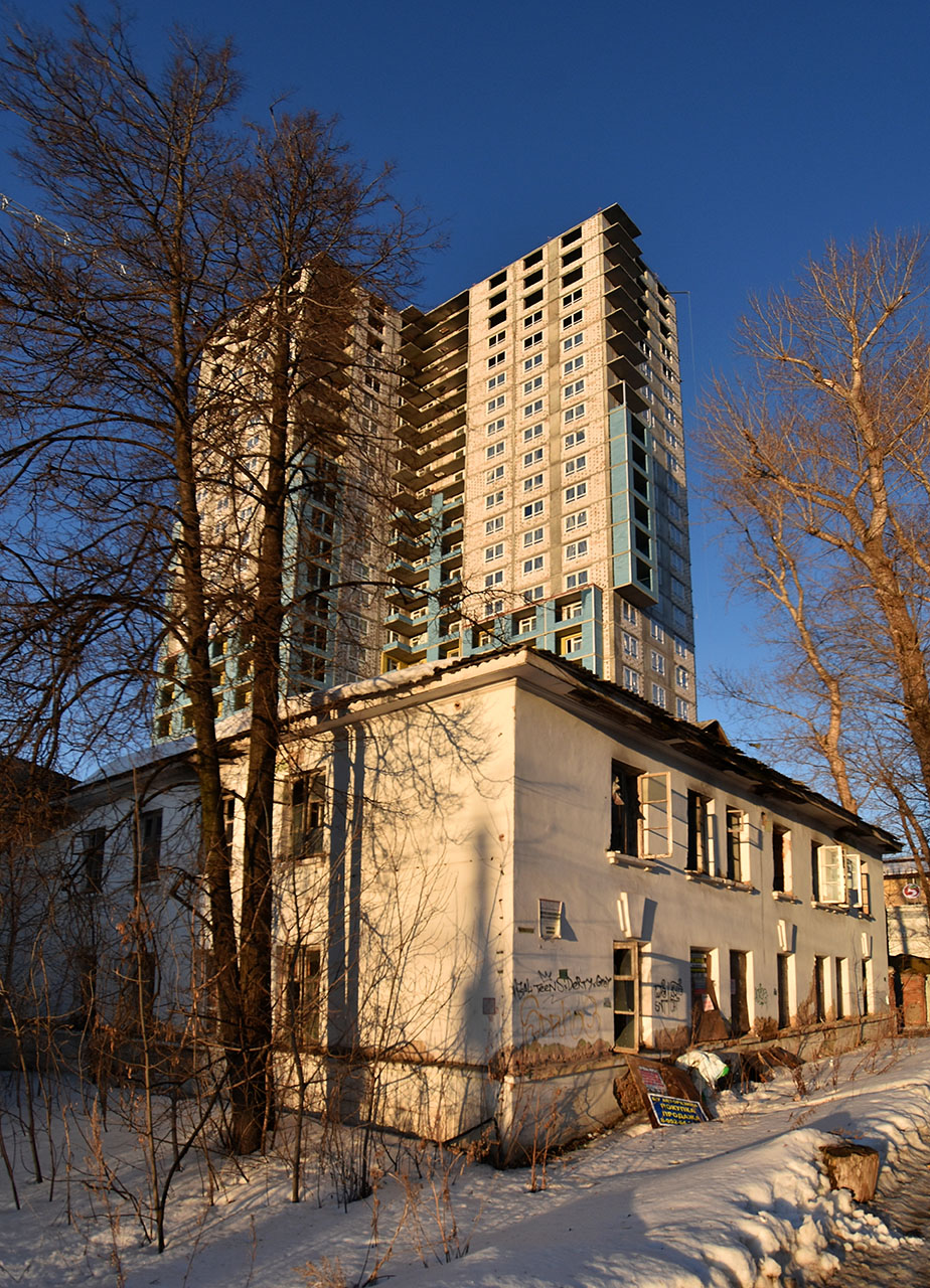 Пермь, Улица Карпинского, 5; Луньевская улица, 4