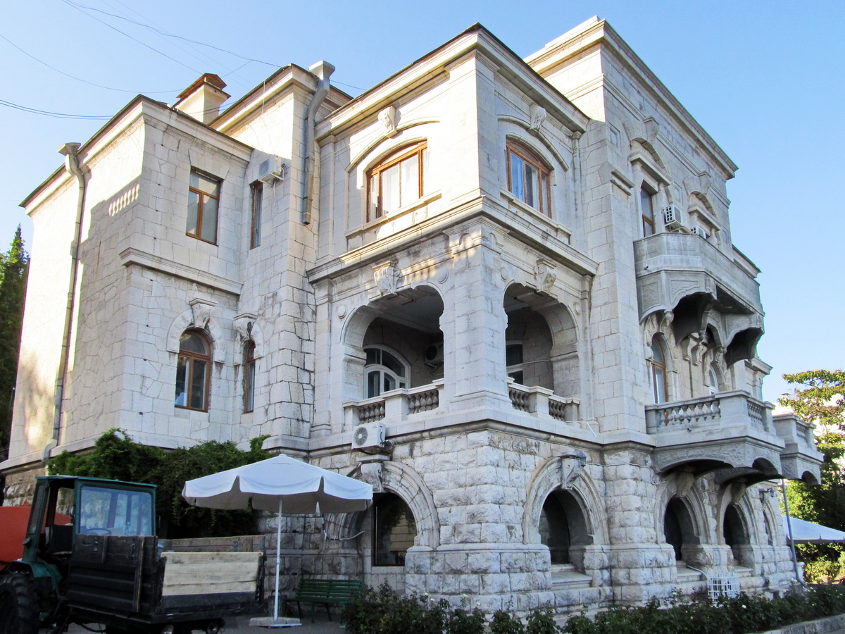 Ялта, пгт Ливадия, Улица Батурина, 44 Министерский дом