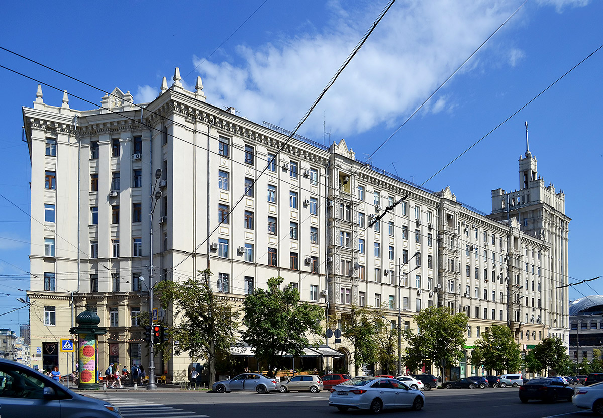 Харьков, Площадь Конституции, 2 / Проспект Героев Харькова, 2