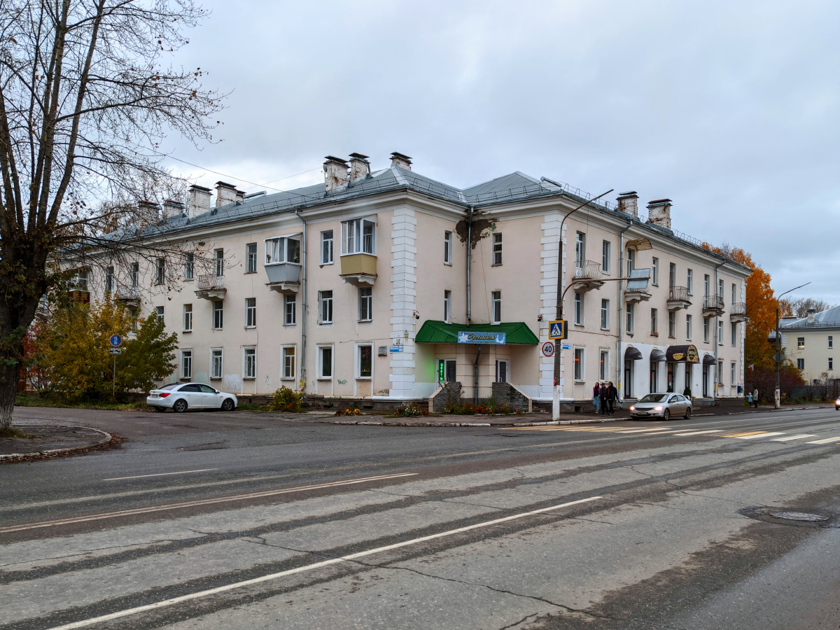 Глазов, Улица Кирова, 35 / Улица Наговицына, 12