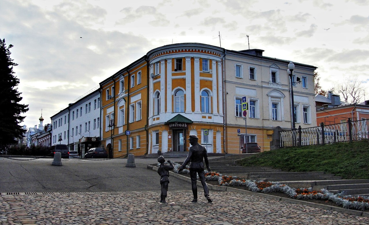 Рыбинск, Волжская набережная, 97 / Стоялая улица, 2
