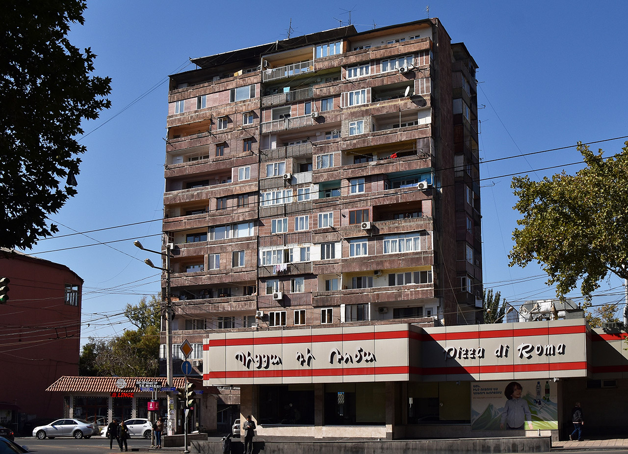 Ереван, Улица Мовсеса Хоренаци, 32; Улица Мовсеса Хоренаци, 31/1