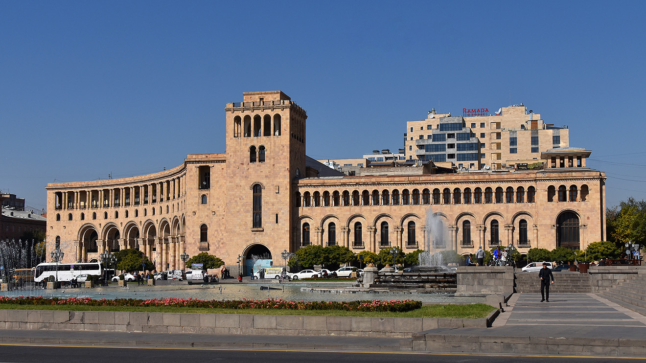 Ереван, Площадь Республики, 2; Улица Павтоса Бюзанда, 15