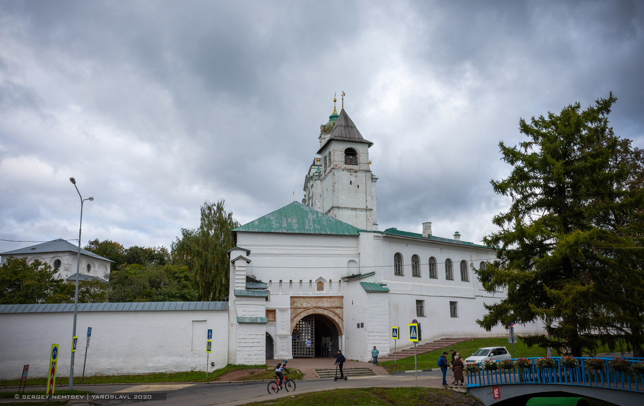 Ярославль, Богоявленская площадь, 25 Святые ворота