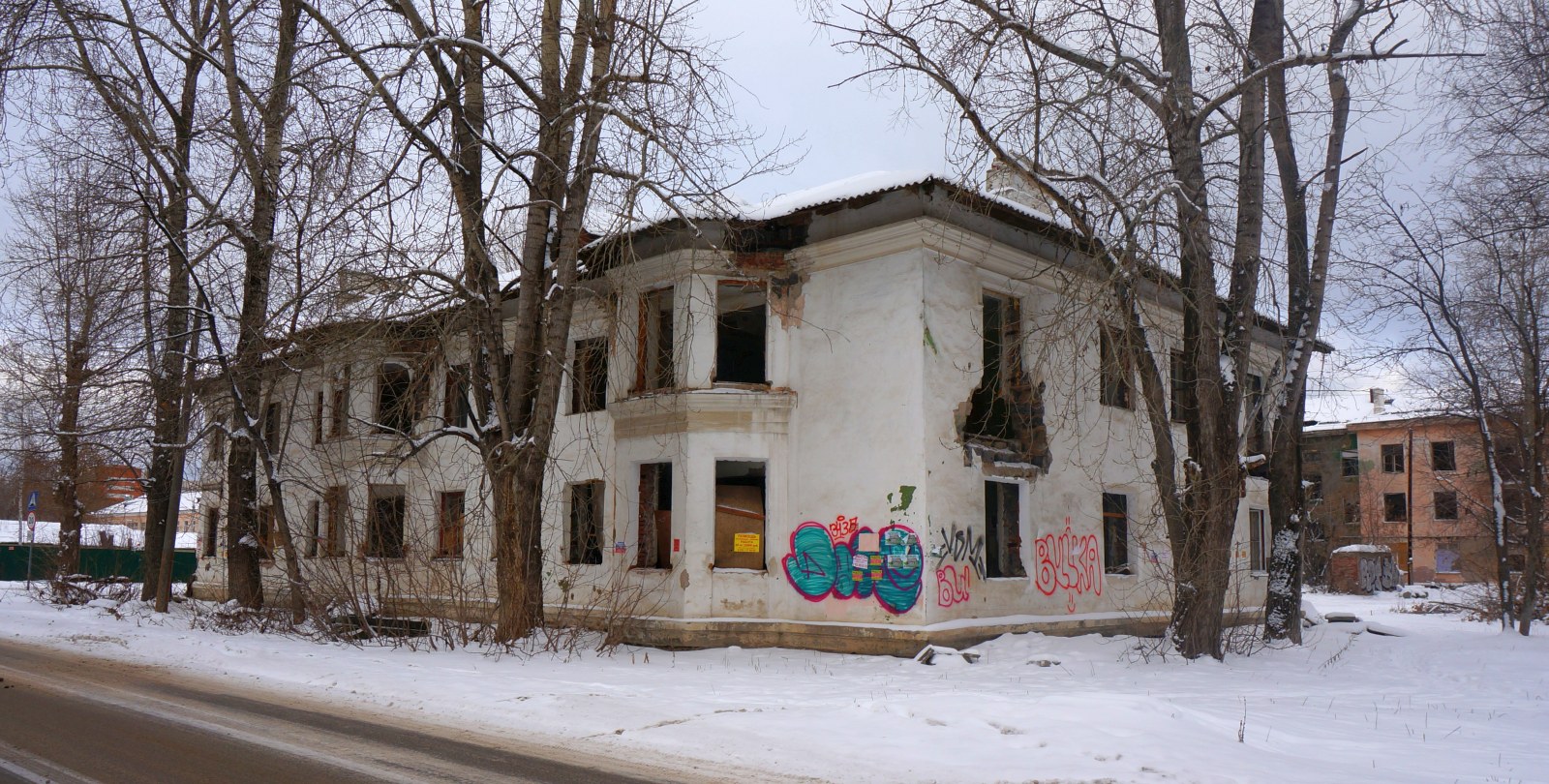 Perm, Углеуральская улица, 15 / Улица Василия Каменского, 19