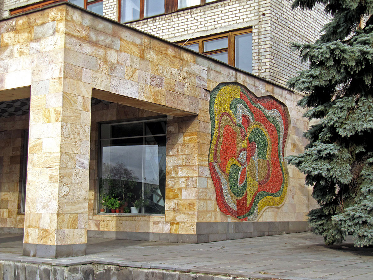 Светлодарск, Молодёжный бульвар, 1. Монументальное искусство (мозаики, росписи, барельефы, сграфито)