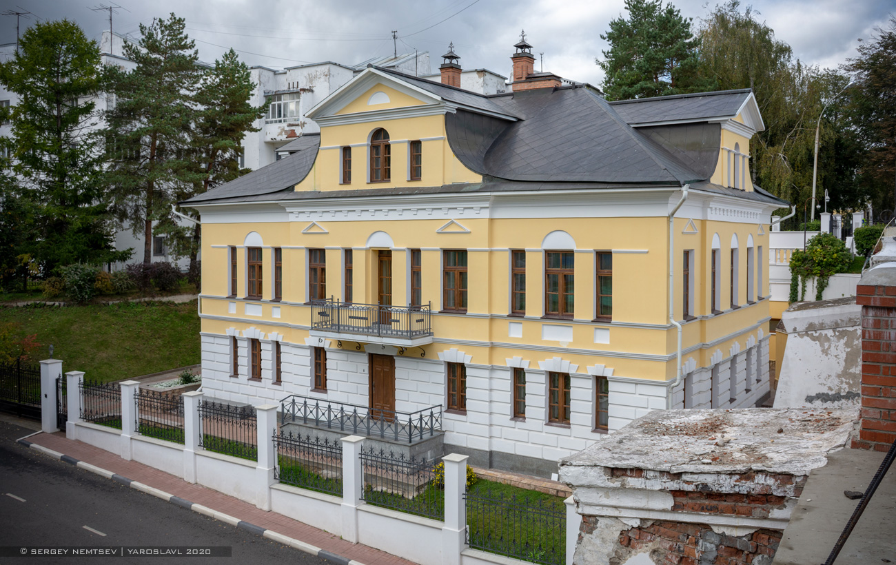 Ярославль, Волжская набережная, 7 / Волжский спуск, 2