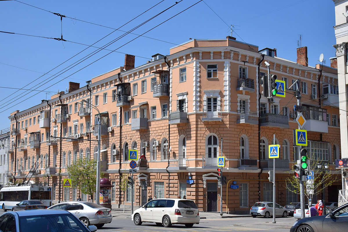 Ростов-на-Дону, Большая Садовая улица, 13 / Братский переулок, 33