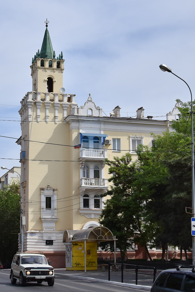Астрахань, Советская улица, 17 / Коммунистическая улица, 6