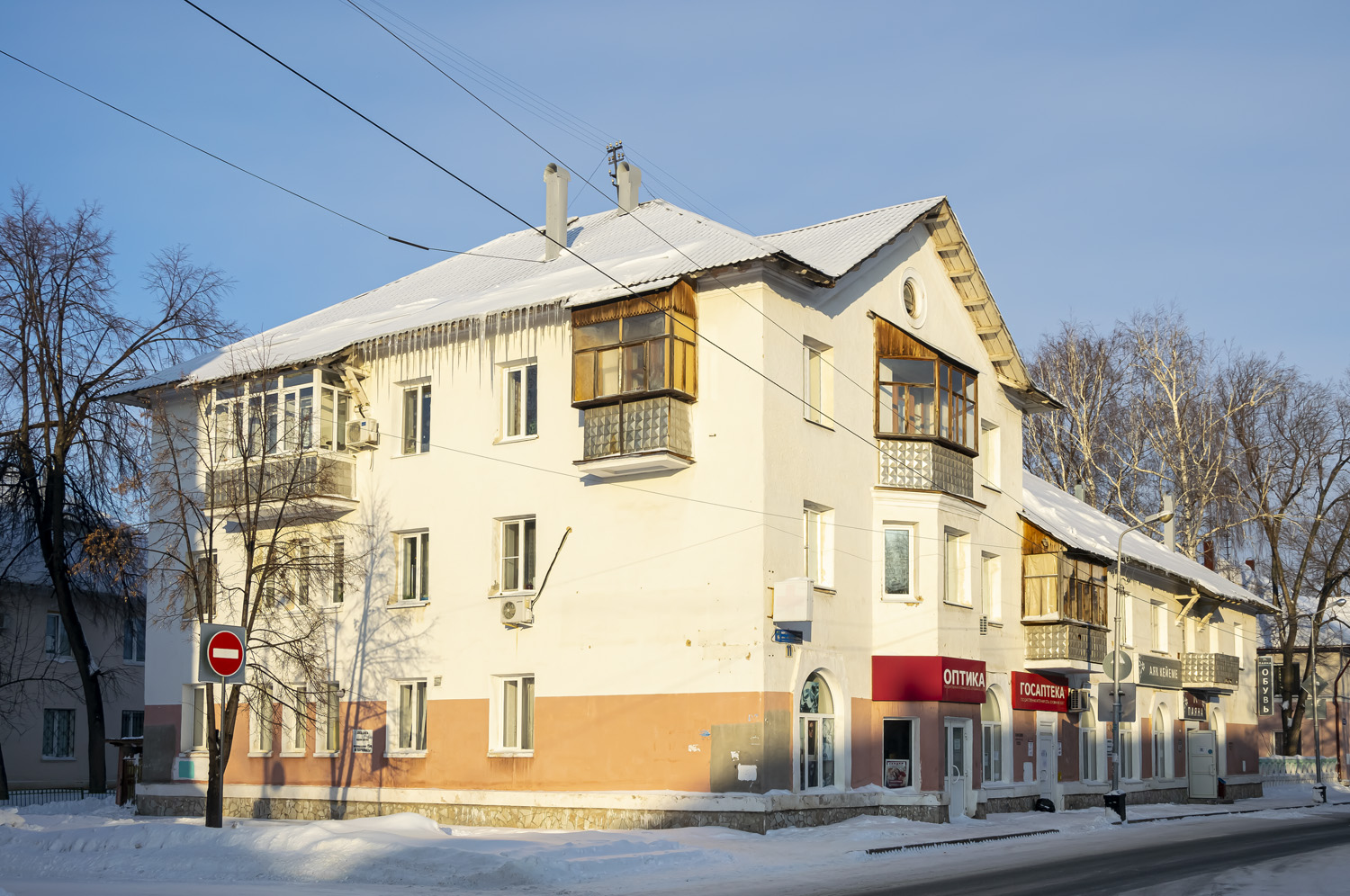 Салават, Первомайская улица, 11 / Бульвар Матросова, 9