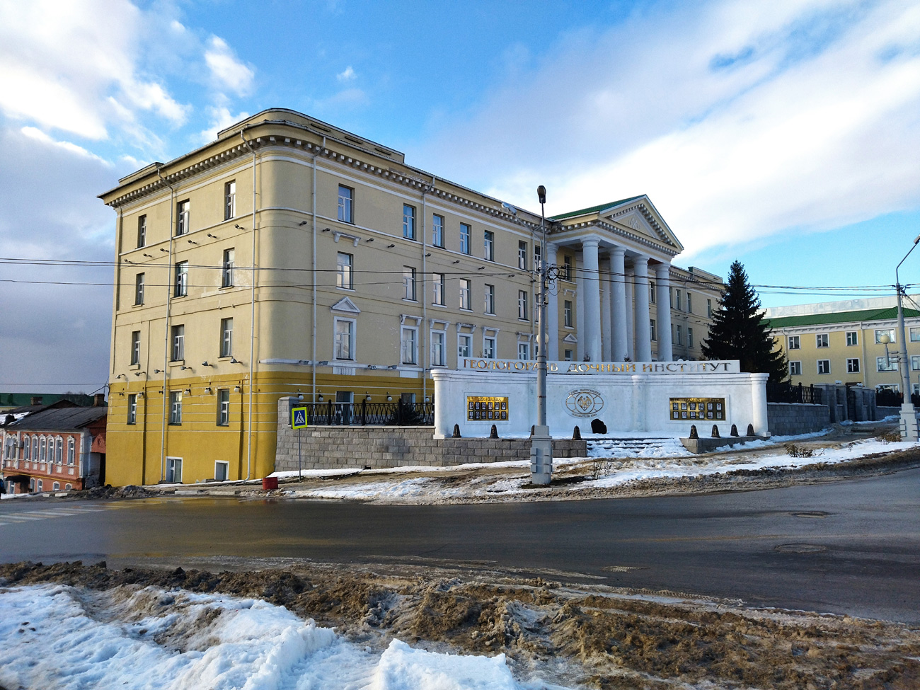 Старый Оскол, Улица Ленина, 14 / Улица Володарского, 13