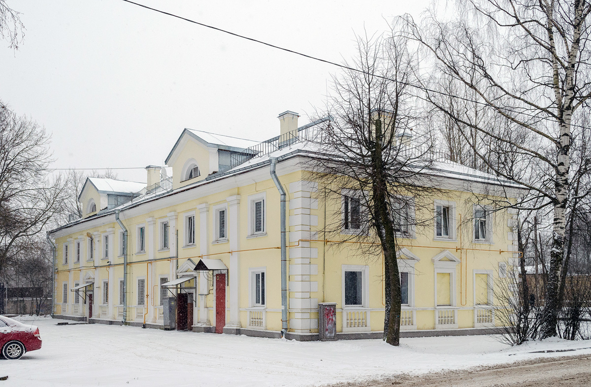 Gatchina, Киевская улица, 7 / Улица Григорина, 1