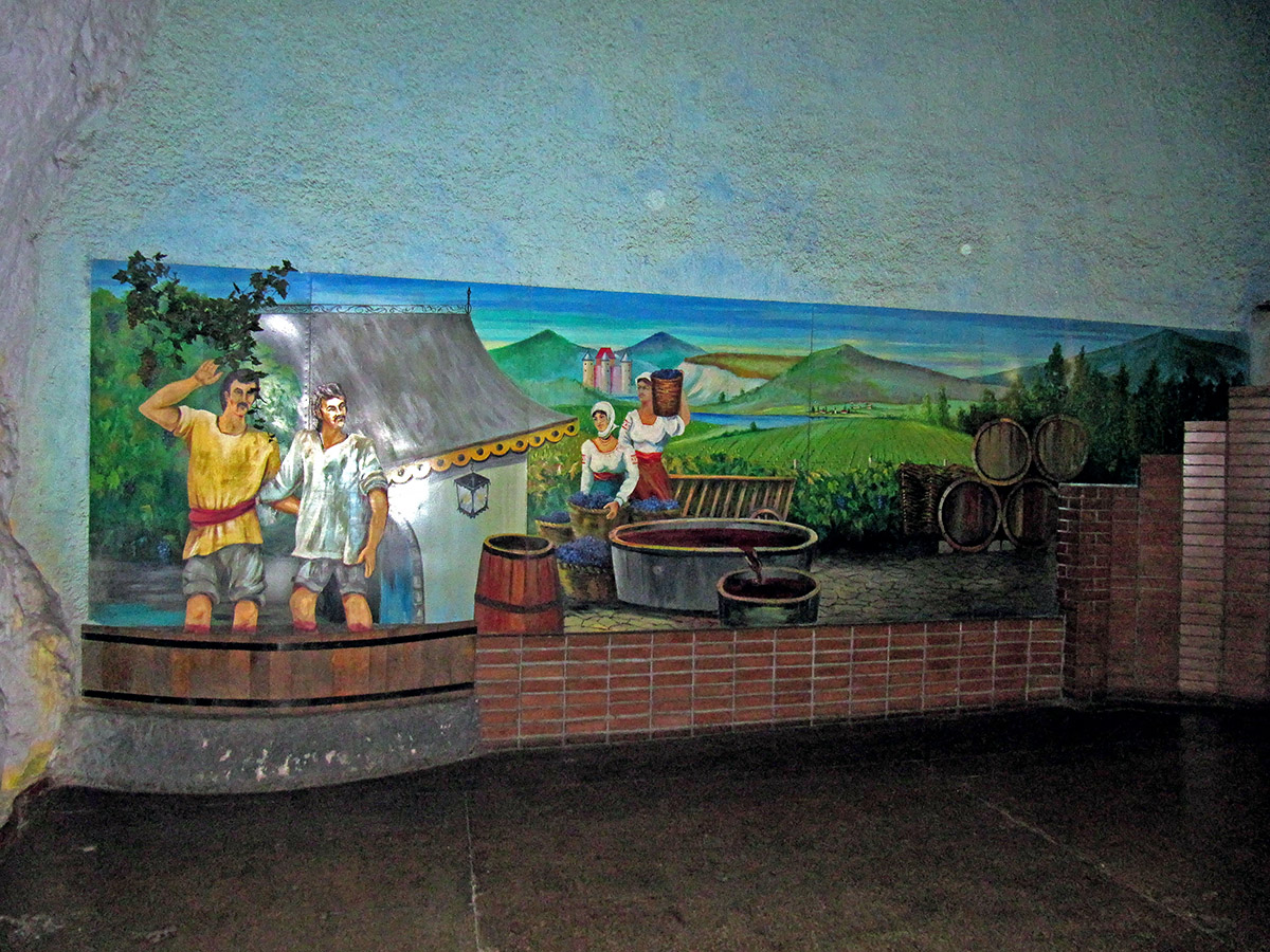 Артёмовск, Улица Патриса Лумумбы, 87. Монументальное искусство (мозаики, росписи, барельефы, сграфито)