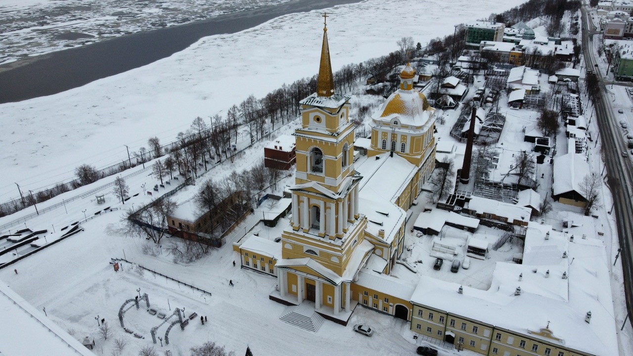 Пермь, Комсомольский проспект, 2 / Улица Окулова, 3; Комсомольский проспект, 4