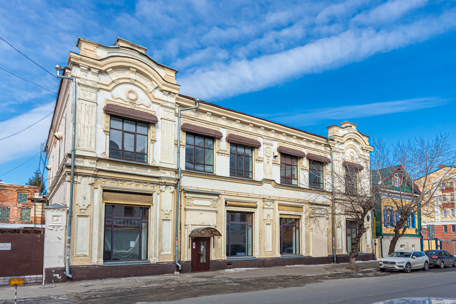 Казань, Улица Парижской Коммуны, 18; Улица Парижской Коммуны, 20 / Улица Габдуллы Тукая, 37