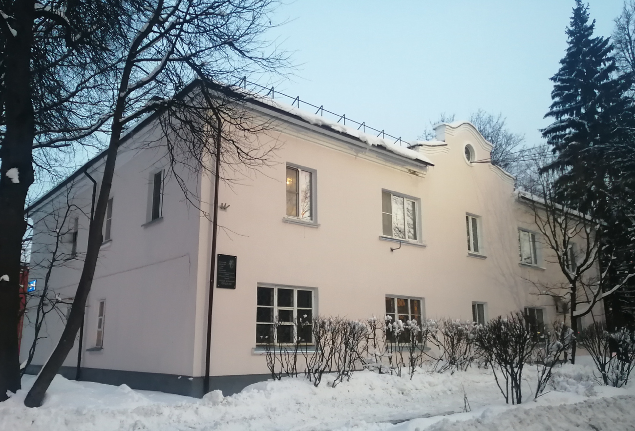 Троицк, Центральная улица, 1 / Улица Пушковых, 3