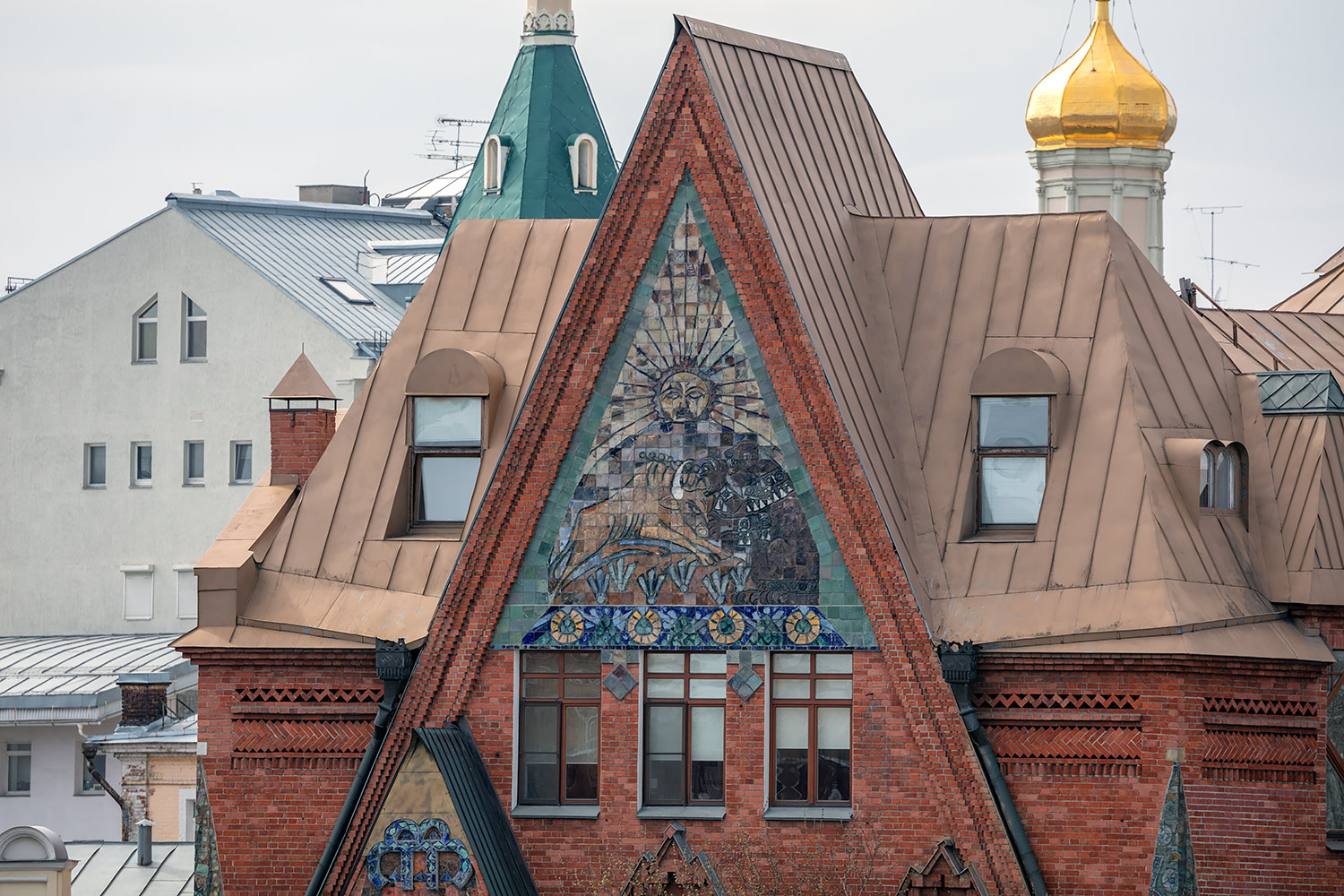 Москва, Соймоновский проезд, 1. Монументальное искусство (мозаики, росписи, барельефы, сграфито)
