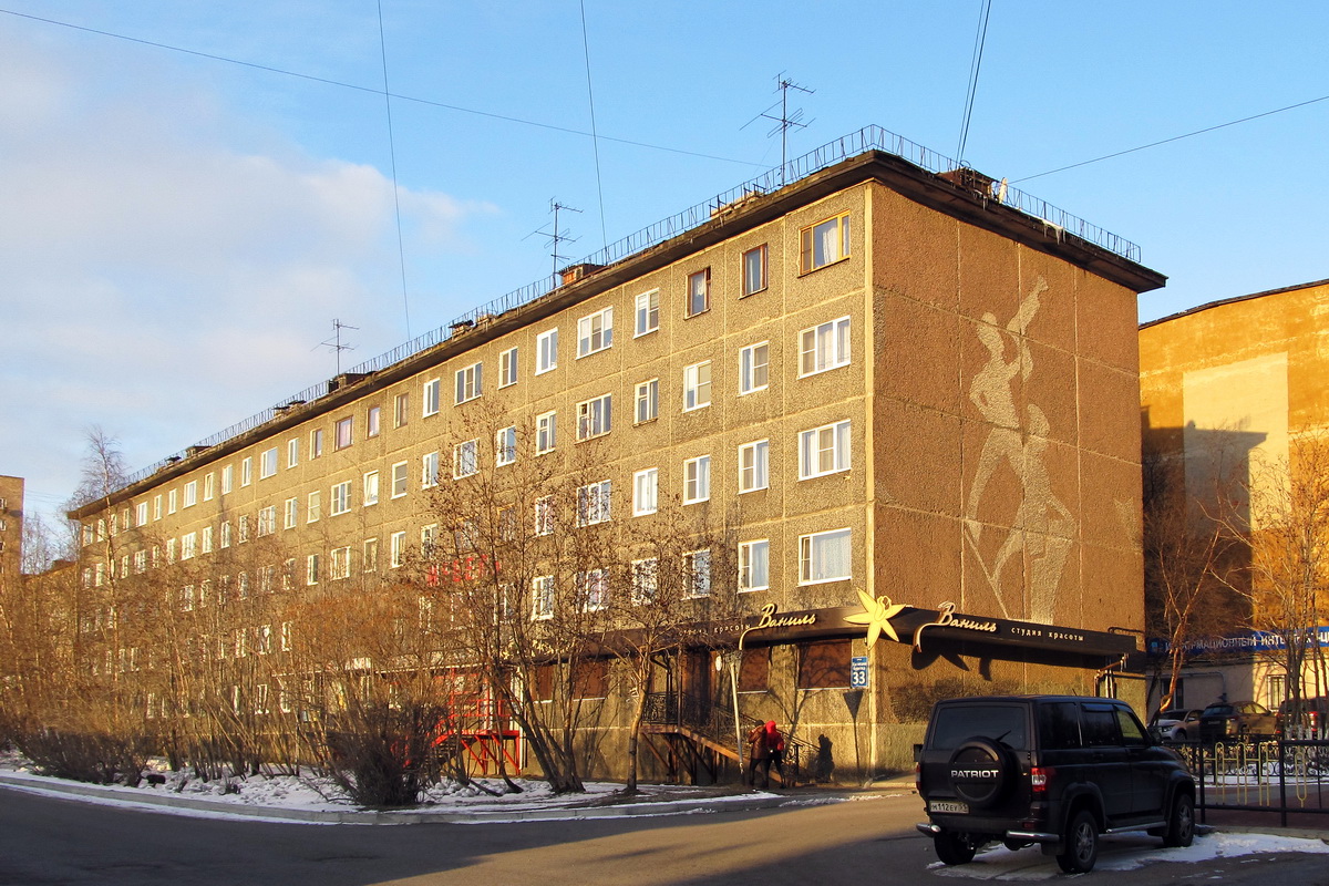 Мурманск, Улица Капитана Буркова,  33. Монументальное искусство (мозаики, росписи, барельефы, сграфито)