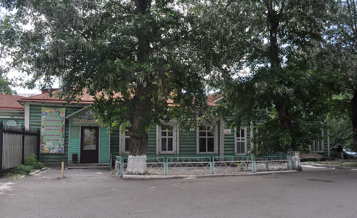 Omsk, Комиссаровская улица, 13​ / Съездовская улица, 6