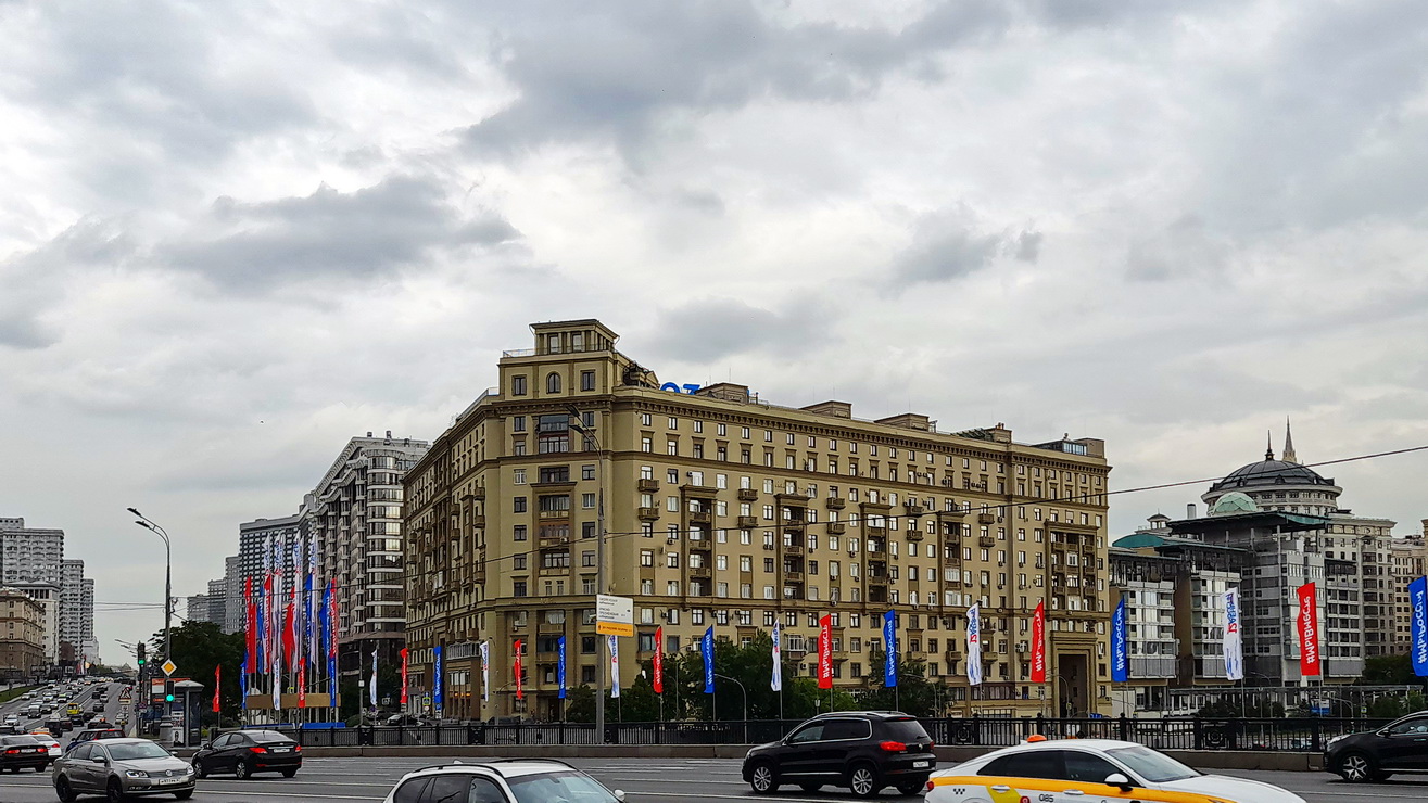 Москва, Улица Новый Арбат, 31 / Смоленская набережная, 12