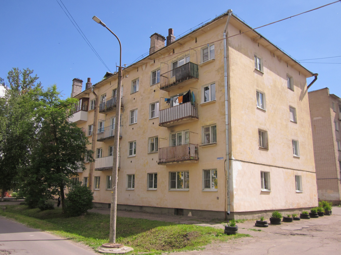 Великий Новгород, Великолукская улица, 14 / Локомотивная улица, 9