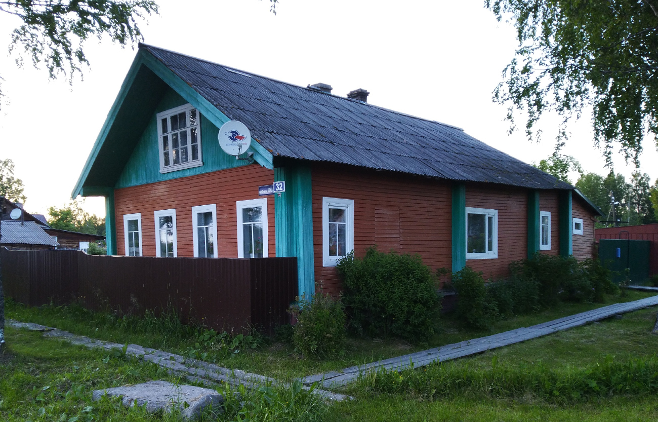Онега, Набережная Комарова, 32 / Улица Козлова, 1