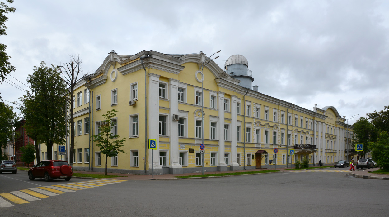 Ярославль, Площадь Челюскинцев, 11 / Революционная улица, 5
