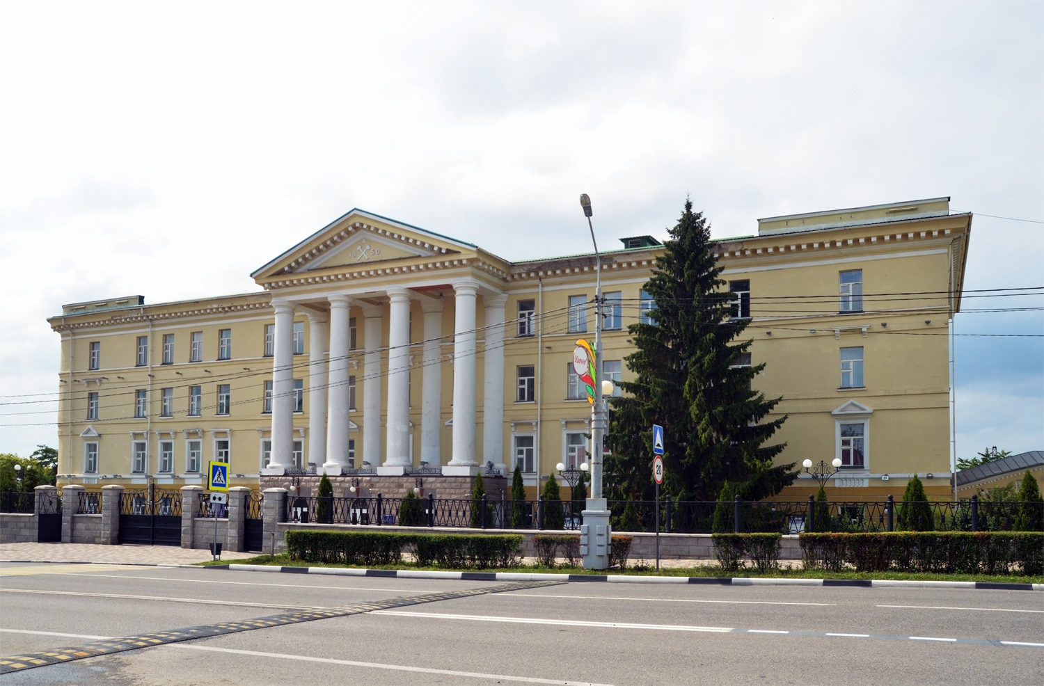 Старый Оскол, Улица Ленина, 14 / Улица Володарского, 13