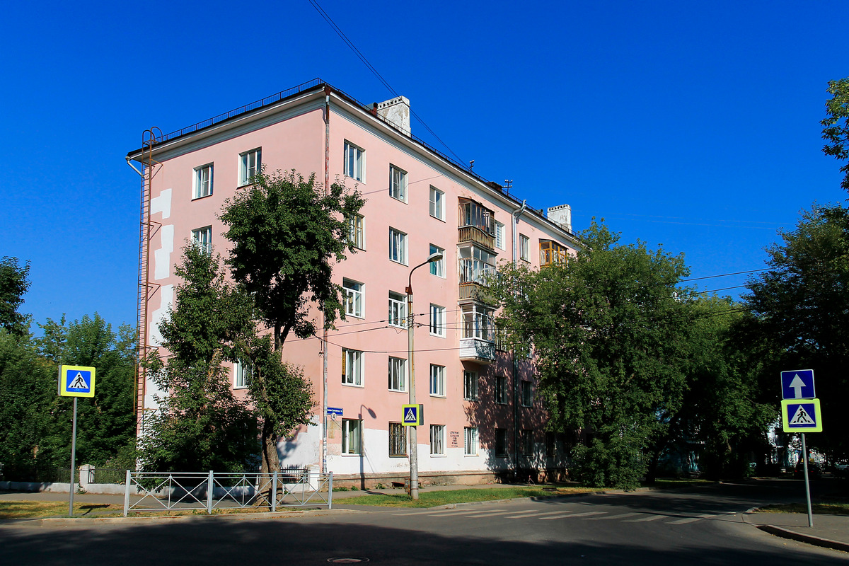 Пермь, Улица Розалии Землячки, 14 / Улица КИМ, 80