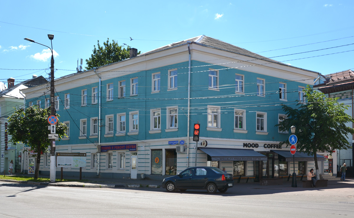 Тверь, Трёхсвятская улица, 30 / Новоторжская улица, 14