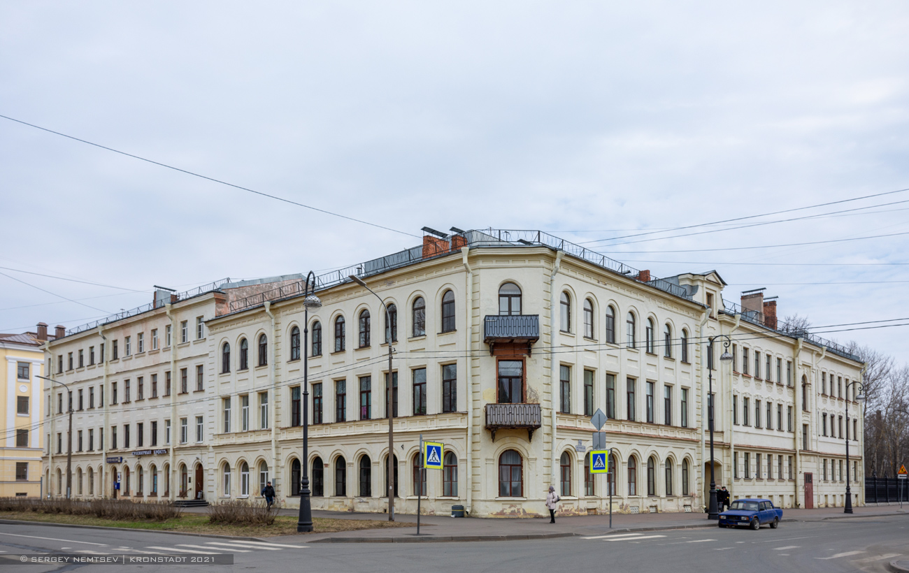 Кронштадт, Петровская улица, 13 / Красная улица, 6