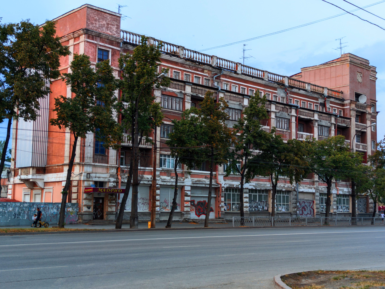 Екатеринбург, Улица Машиностроителей, 4 / Бульвар Культуры, 1