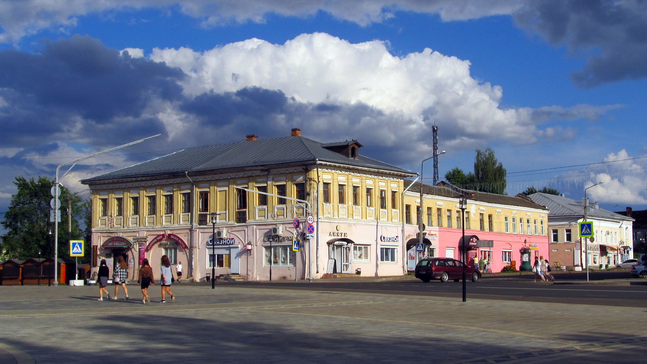 Углич, Успенская площадь, 4 / Ростовская улица, 1; Ростовская улица, 3