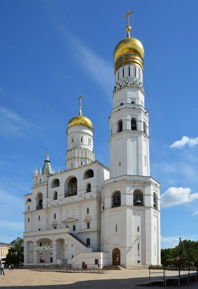 Москва, Кремль, Ивановская площадь, Успенская звонница; Кремль, Ивановская площадь, Церковь Иоанна Лествичника с колокольней Ивана Великого