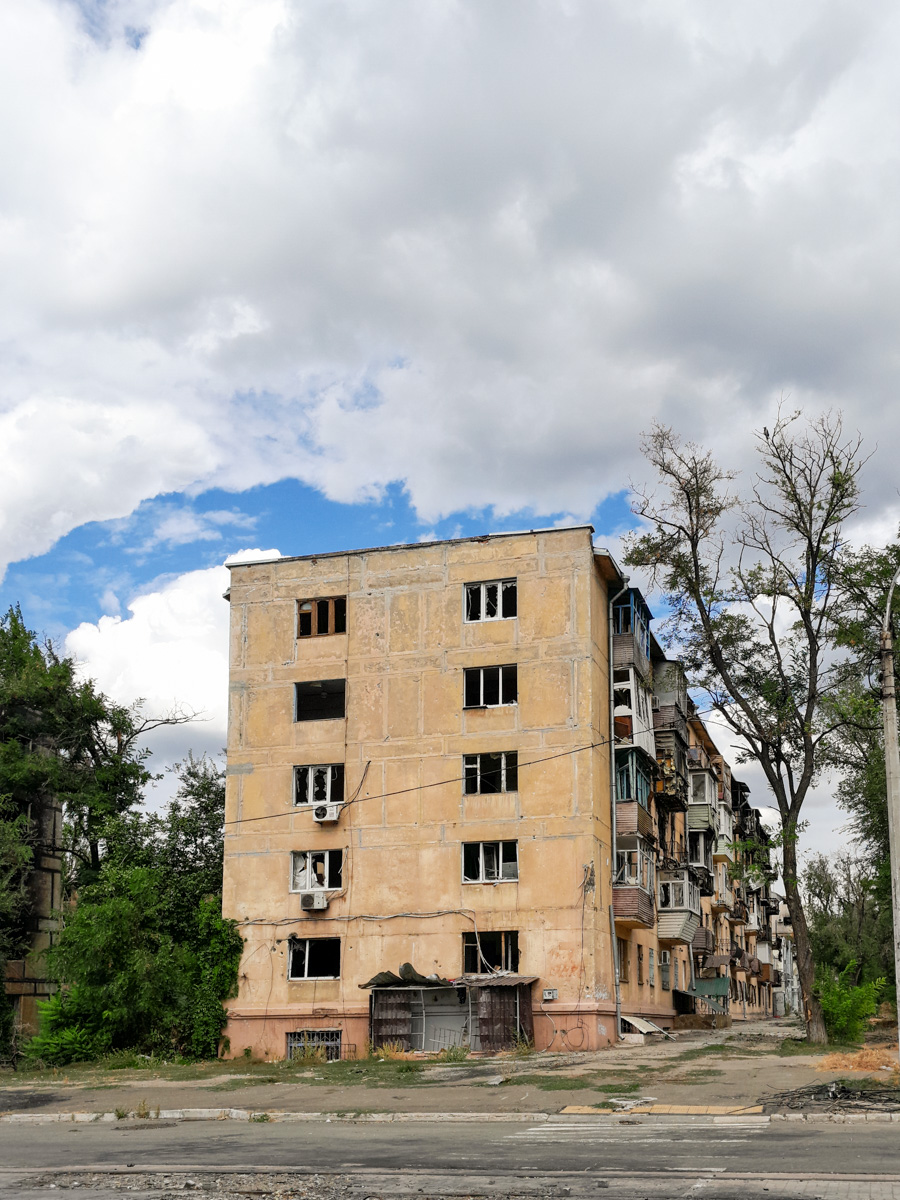 Мариуполь, Азовстальская улица, 26 / Бульвар 50 лет Октября, 24
