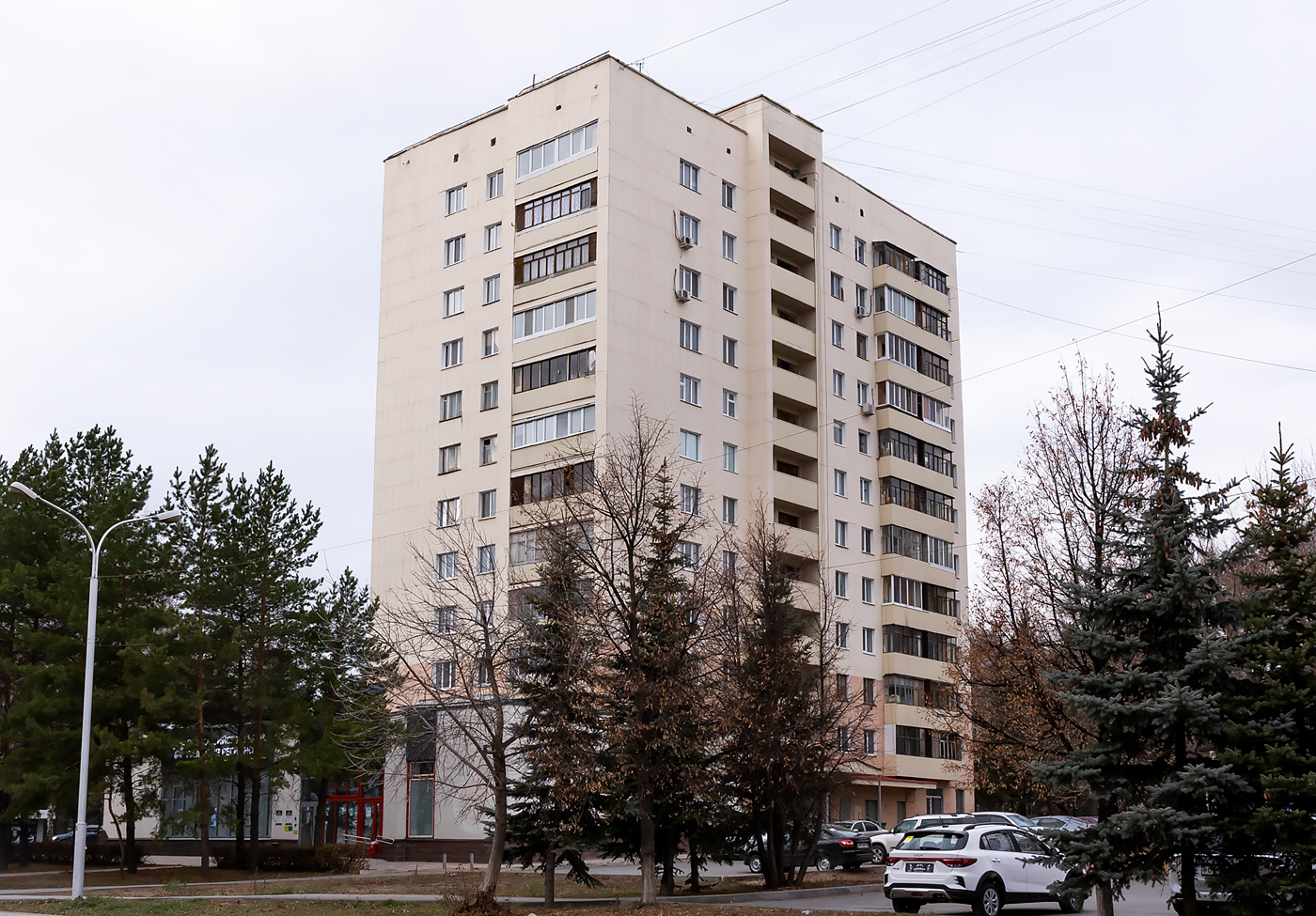 Ufa, Улица Комарова, 12 / Улица Мира, 1