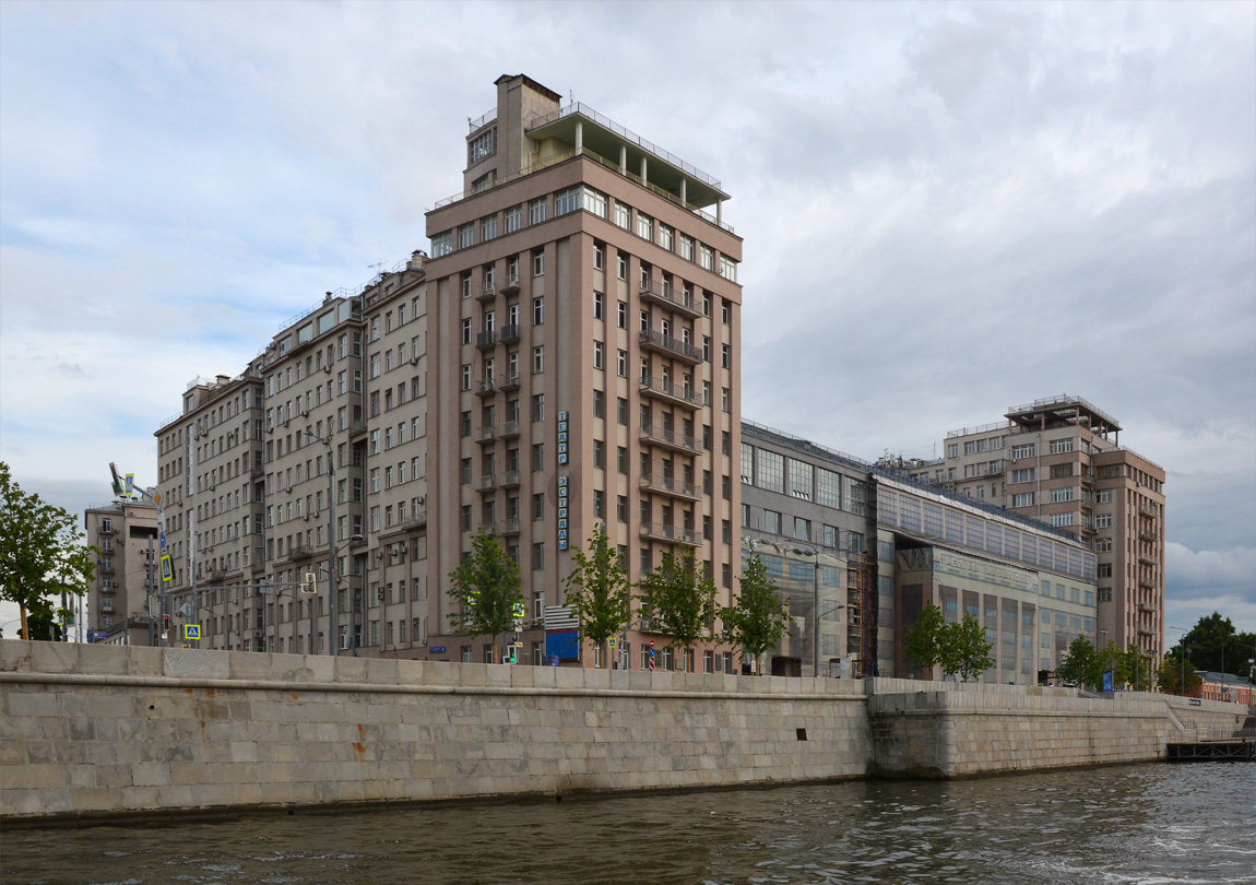 Москва, Улица Серафимовича, 2 / Берсеневская набережная, 20