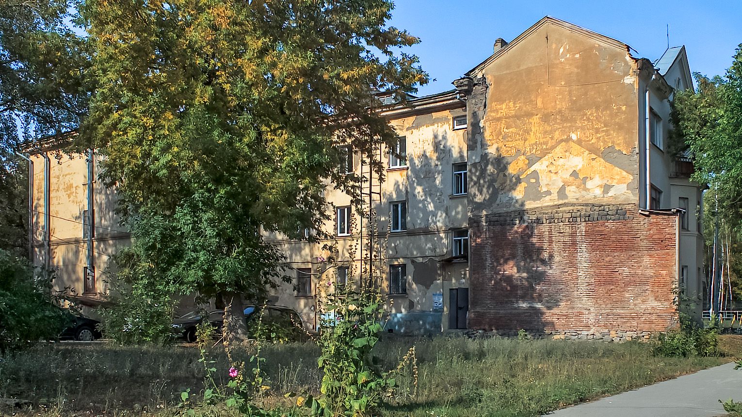Уфа, Улица 8 Марта, 30 / Владивостокская улица, 27